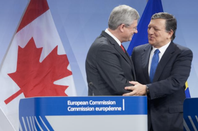 Accolade entre Stephen Harper, premier ministre canadienn et José Manuel Barroso, en octobre 2013 à Bruxelles. © CE. Accolade entre Stephen Harper, premier ministre canadienn et José Manuel Barroso, en octobre 2013 à Bruxelles. © CE.
